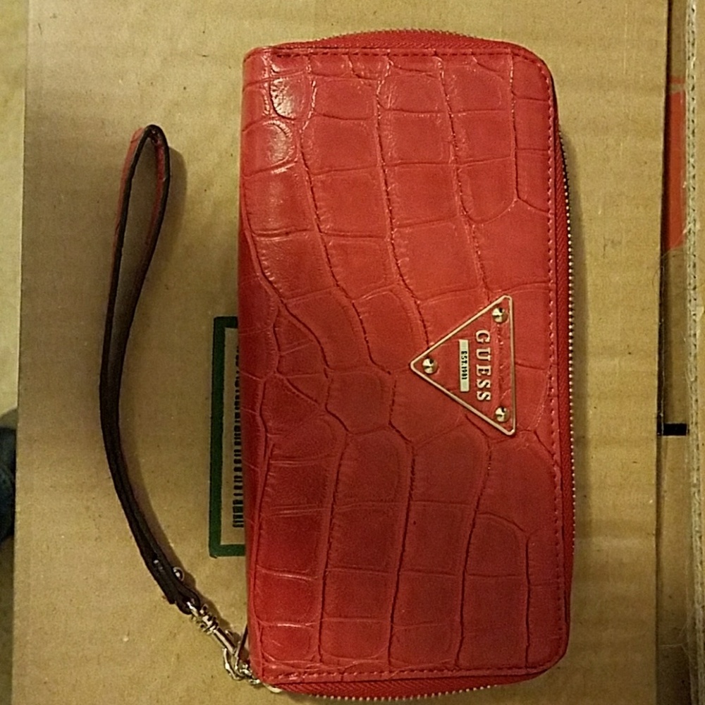 Guess clutch